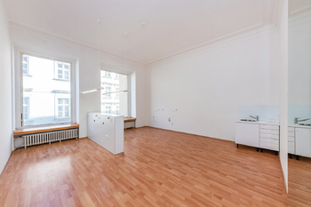 36. Hlavní místnost ve 2. NP domu - Pronájem komerčního prostoru 259 m², Praha 1 - Staré Město