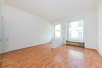 37. Hlavní místnost ve 2. NP domu - Pronájem komerčního prostoru 259 m², Praha 1 - Staré Město