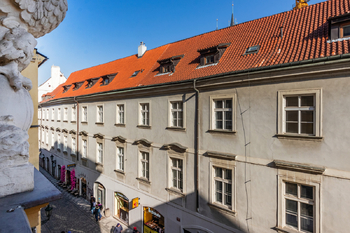 39. Pohled z okna do ulice Železná ve 2. NP domu - Pronájem komerčního prostoru 259 m², Praha 1 - Staré Město