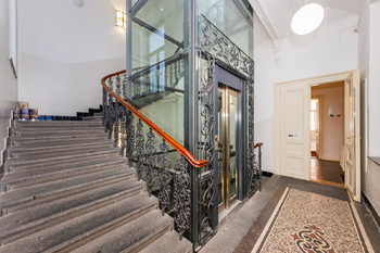 40. Vstup ze společných prostor domu do ordinací - Pronájem komerčního prostoru 259 m², Praha 1 - Staré Město