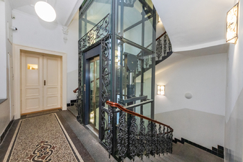 41. Výtah v domě - Pronájem komerčního prostoru 259 m², Praha 1 - Staré Město