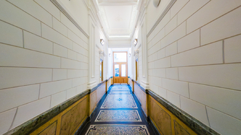 42. Vstup do činžovního domu na adrese Železná 490-14 - Pronájem komerčního prostoru 259 m², Praha 1 - Staré Město