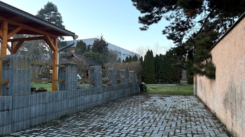Hlavní vjezd - Prodej pozemku 1194 m², Praha 9 - Horní Počernice