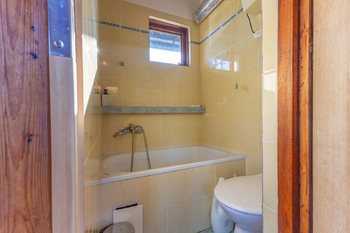 koupelna s vanou - Prodej chaty / chalupy 70 m², Okoř