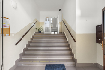 Vstup do domu - Prodej bytu 3+1 v osobním vlastnictví 75 m², Praha 6 - Veleslavín