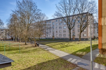 Pohled z ložnice - Prodej bytu 3+1 v osobním vlastnictví 75 m², Praha 6 - Veleslavín