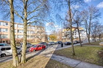 Pohled z kuchyně - Prodej bytu 3+1 v osobním vlastnictví 75 m², Praha 6 - Veleslavín