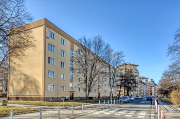 Pohled na dům z ulice - Prodej bytu 3+1 v osobním vlastnictví 75 m², Praha 6 - Veleslavín
