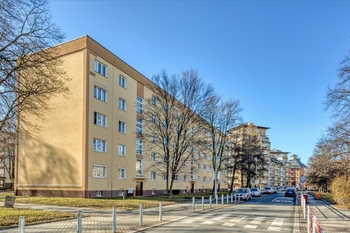 Pohled na dům z ulice Na okrajiPohled na dům z ulice Na okraji - Prodej bytu 3+1 v osobním vlastnictví 75 m², Praha 6 - Veleslavín