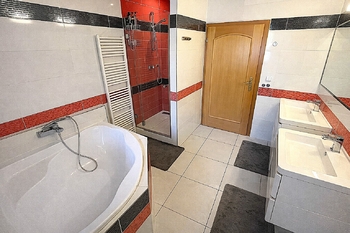 Koupelna se sprchou a WC - Prodej domu 175 m², Šestajovice