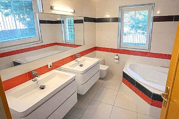 Koupelna se sprchou a WC - Prodej domu 175 m², Šestajovice