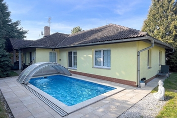 Pohled na RD a bazén - Prodej domu 175 m², Šestajovice