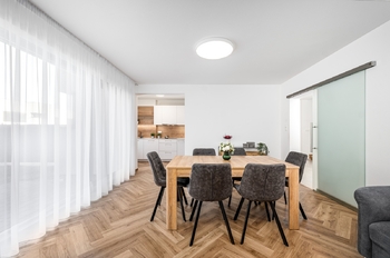 Obytná místnost s jídelnou - Prodej domu 143 m², Srubec