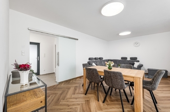 Obytná místnost s jídelnou - Prodej domu 143 m², Srubec
