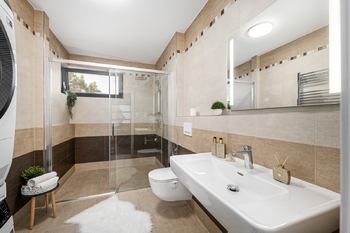 Koupelna 2. NP - Prodej domu 143 m², Srubec