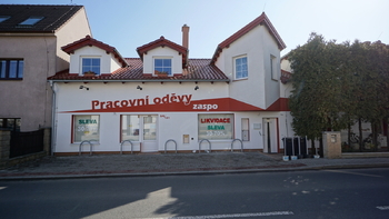 pohled na dům z ulice - Pronájem obchodních prostor 170 m², Praha 5 - Slivenec