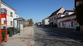 ulice Ke Smíchovu ze zastávkou BUS - Pronájem obchodních prostor 170 m², Praha 5 - Slivenec