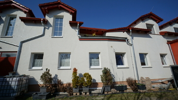 pohled na dům zezadu - Pronájem obchodních prostor 170 m², Praha 5 - Slivenec