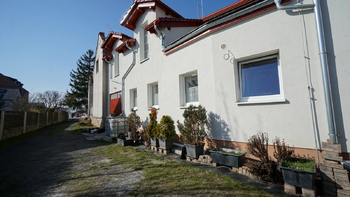 pohled na dům zezadu - Pronájem obchodních prostor 170 m², Praha 5 - Slivenec