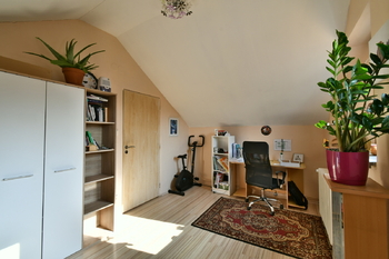 Pokoj v podkroví 3 - Prodej bytu 4+1 v osobním vlastnictví 95 m², Hradec Králové