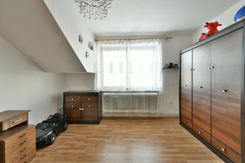 Pokoj v přízemí - Prodej bytu 4+1 v osobním vlastnictví 95 m², Hradec Králové