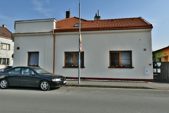 Pohled z ulice - Prodej bytu 4+1 v osobním vlastnictví 95 m², Hradec Králové