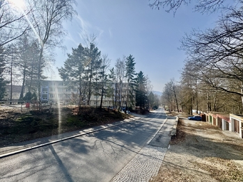 Pohled od zastávky MHD - Pronájem bytu 1+kk v osobním vlastnictví 23 m², Liberec