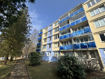 Pohled od spodní části domu - Pronájem bytu 1+kk v osobním vlastnictví 23 m², Liberec