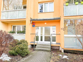 vchod - Pronájem bytu 2+1 v osobním vlastnictví 53 m², Liberec