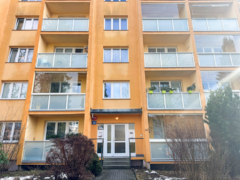 pohled na dům - Pronájem bytu 2+1 v osobním vlastnictví 53 m², Liberec