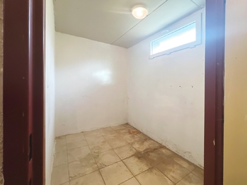 Vyklizený sklep 4 m2 s oknem a vlastním elektroměrem  - Prodej bytu 3+kk v osobním vlastnictví 90 m², Praha 5 - Stodůlky