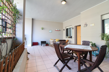 venkovní posezení se vstupem do apartmánu - Prodej bytu 3+kk v osobním vlastnictví 85 m², Roseto degli Abruzzi