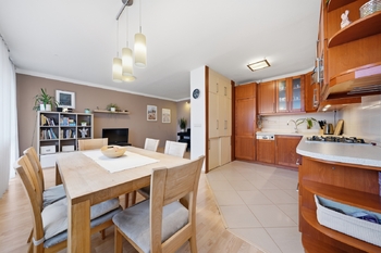 obývací pokoj s kuchyní - Prodej bytu 3+1 v osobním vlastnictví 83 m², Praha 4 - Háje