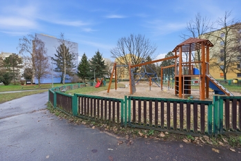dětské hřiště - Prodej bytu 3+1 v osobním vlastnictví 83 m², Praha 4 - Háje