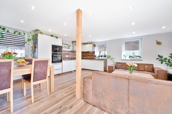 Kuchyně s obývacím pokojem - Prodej domu 100 m², Hranice