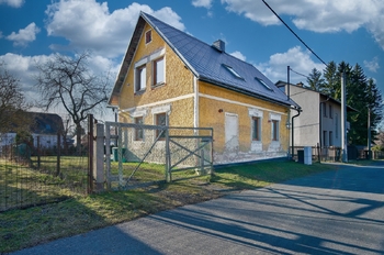 Brána do zahrady  s možností vybudování car portu.  - Prodej domu 100 m², Hranice