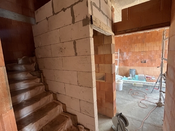 Schodiště do 2NP - Prodej domu 190 m², Hořín