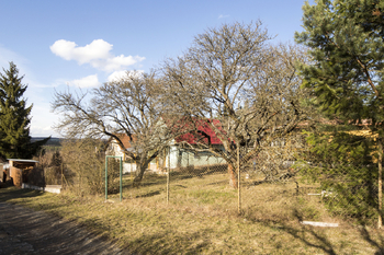 pohled z příjezdové cesty - Prodej chaty / chalupy 40 m², Chyňava