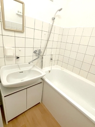 koupelna - Pronájem bytu 1+1 v osobním vlastnictví 33 m², Pardubice