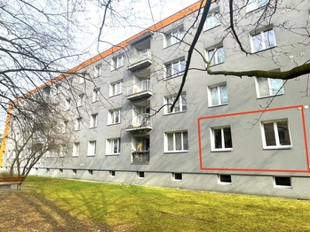 pohled na prodávaný byt z vnitrobloku - Pronájem bytu 1+1 v osobním vlastnictví 33 m², Pardubice