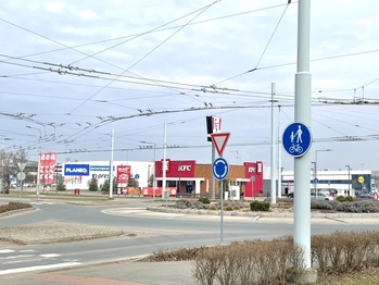 nedaleké shopping centrum - Pronájem bytu 1+1 v osobním vlastnictví 33 m², Pardubice