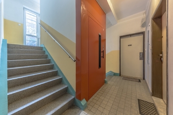 vstup do domu s výtahem - Prodej bytu 2+1 v osobním vlastnictví 54 m², Praha 4 - Michle
