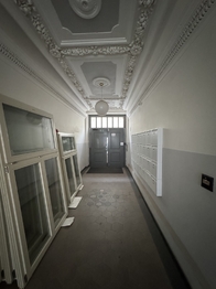 průchod do domu - Pronájem bytu 1+1 v osobním vlastnictví 37 m², Praha 3 - Žižkov