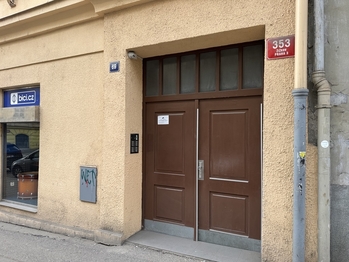 vchod do domu - Pronájem bytu 1+1 v osobním vlastnictví 37 m², Praha 3 - Žižkov