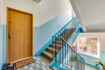 Chodba domu - Prodej bytu 2+1 v osobním vlastnictví 54 m², Karlovy Vary