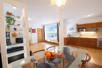 obývací pokoj s jídelnou a kuchyní - Prodej bytu 4+kk v osobním vlastnictví 162 m², České Budějovice 