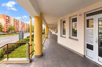 pohled na vchod - Prodej bytu 4+kk v osobním vlastnictví 162 m², České Budějovice