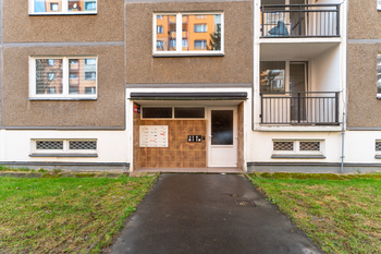 Vchod do budovy - Pronájem bytu 1+1 v osobním vlastnictví 41 m², Ústí nad Labem