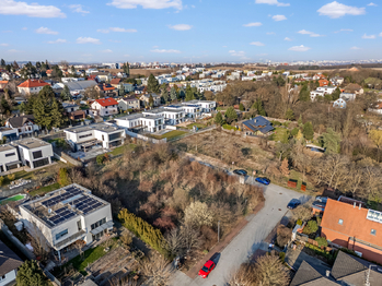 Pohled na pozemek - Prodej pozemku 960 m², Praha 5 - Slivenec