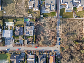 Pohled na pozemek - Prodej pozemku 960 m², Praha 5 - Slivenec